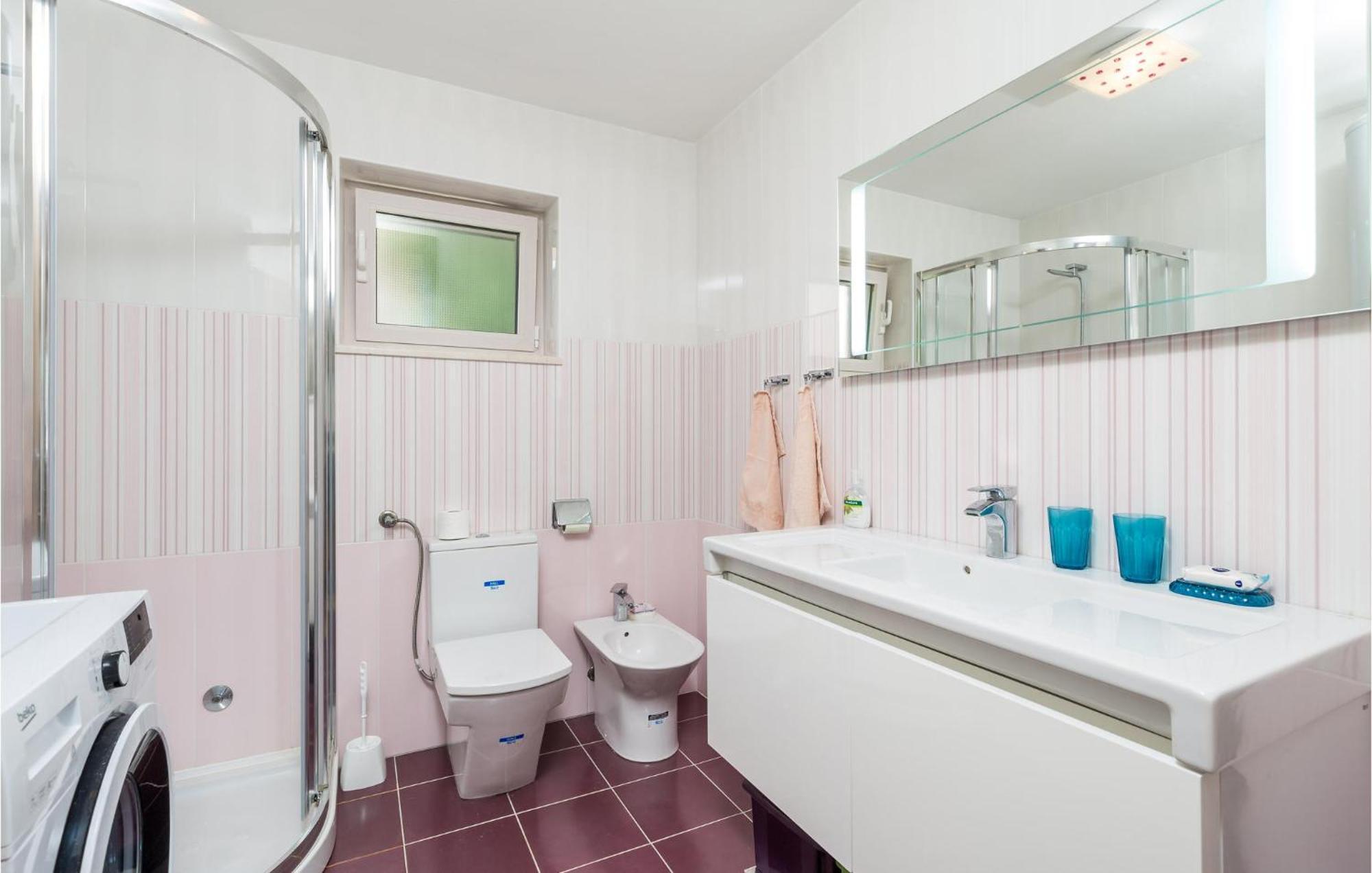 2 Bedroom Awesome Apartment In ヴェリ・ロシニュ エクステリア 写真